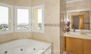 Villa te koop in Marbella – Benahavis met mooi golf- en zeezicht 29752 