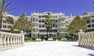 Eerstelijns strand luxe appartement en penthouse te koop in Las Dunas Park, New Golden Mile, Marbella - Estepona 42385 