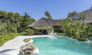 Exclusieve design villa te koop met Aziatische accenten, eerstelijnsgolf in een gated community in Marbella 17413 