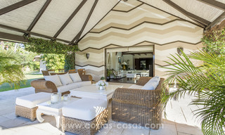 Exclusieve design villa te koop met Aziatische accenten, eerstelijnsgolf in een gated community in Marbella 17415 