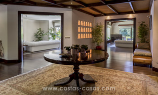 Exclusieve design villa te koop met Aziatische accenten, eerstelijnsgolf in een gated community in Marbella 17418 
