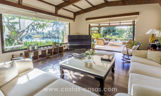 Exclusieve design villa te koop met Aziatische accenten, eerstelijnsgolf in een gated community in Marbella 17420 