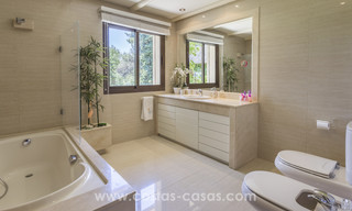 Exclusieve design villa te koop met Aziatische accenten, eerstelijnsgolf in een gated community in Marbella 17426 