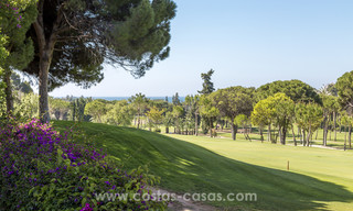 Exclusieve design villa te koop met Aziatische accenten, eerstelijnsgolf in een gated community in Marbella 17436 