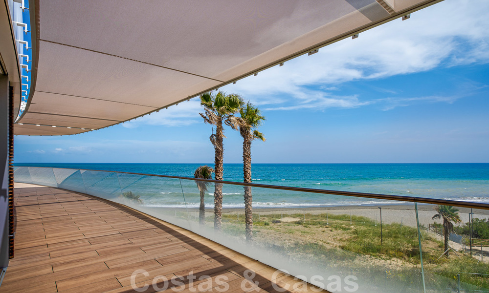 Instapklare spectaculair moderne luxe eerstelijns strand appartementen te koop in Estepona, Costa del Sol 27756