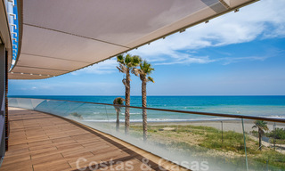 Instapklare spectaculair moderne luxe eerstelijns strand appartementen te koop in Estepona, Costa del Sol 27756 