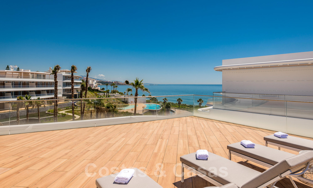 Instapklare spectaculair moderne luxe eerstelijns strand appartementen te koop in Estepona, Costa del Sol 27816