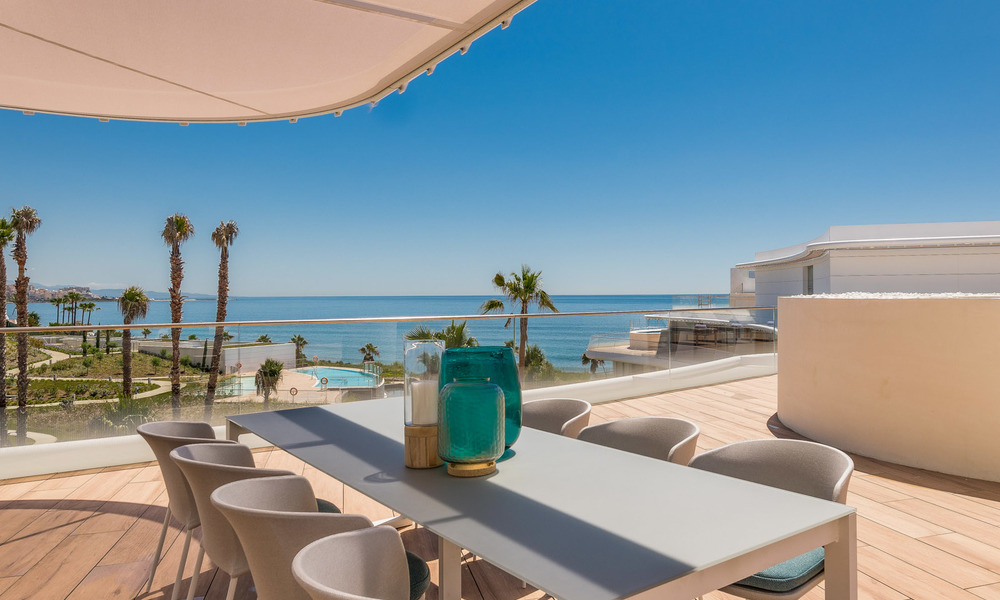 Instapklare spectaculair moderne luxe eerstelijns strand appartementen te koop in Estepona, Costa del Sol 27818