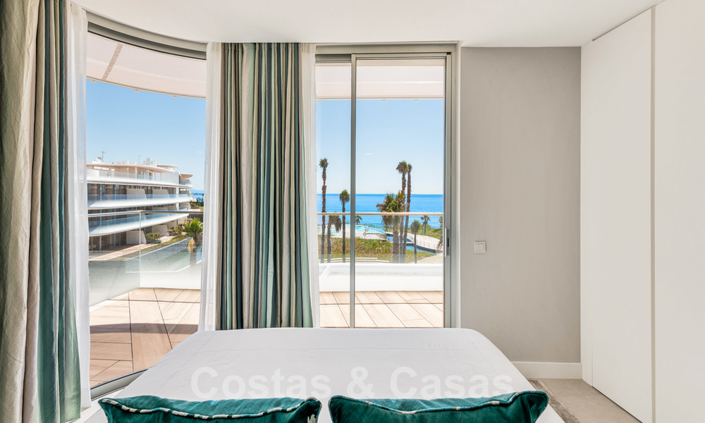 Instapklare spectaculair moderne luxe eerstelijns strand appartementen te koop in Estepona, Costa del Sol 27820