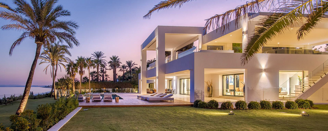 Moderne exclusieve eerstelijns strand villa te koop met panoramisch zeezicht aan de New Golden Mile, tussen Marbella en Estepona. Terug op de markt!