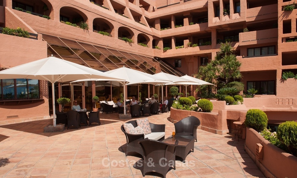 Te koop in Hotel Kempinski, Marbella - Estepona: Gerenoveerd appartement in moderne stijl 323