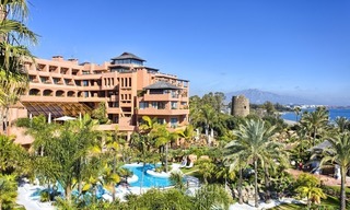 Te koop in Hotel Kempinski, Marbella - Estepona: Gerenoveerd appartement in moderne stijl 328 