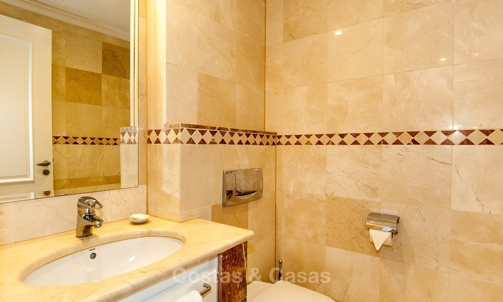 Te koop in Hotel Kempinski, Marbella - Estepona: Gerenoveerd appartement in moderne stijl 343
