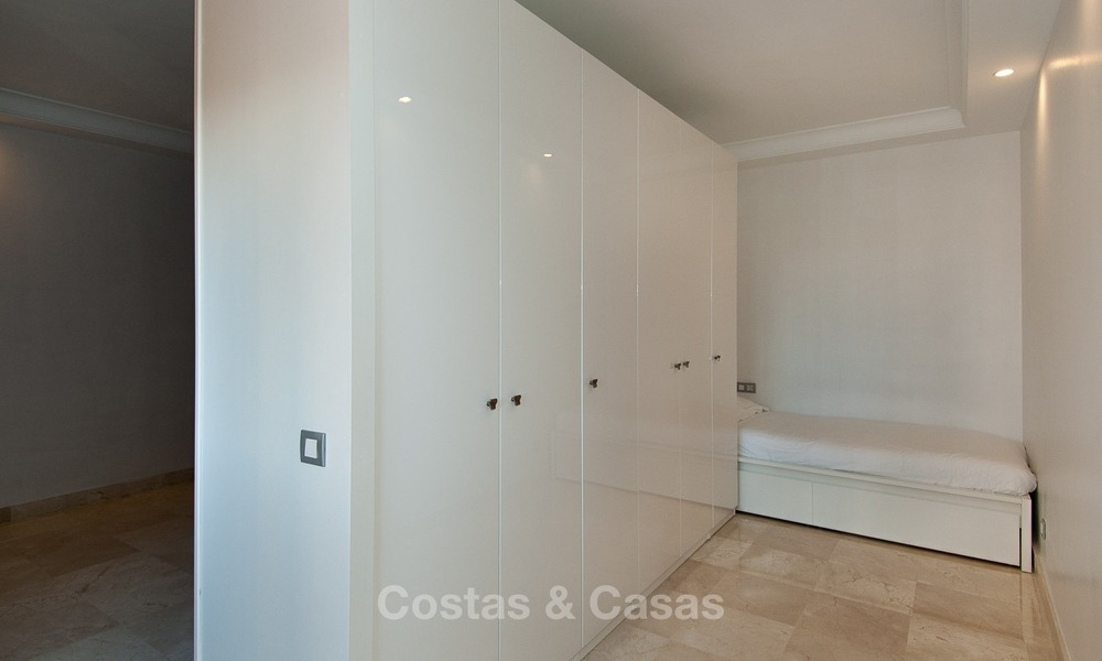 Te koop in Hotel Kempinski, Marbella - Estepona: Gerenoveerd appartement in moderne stijl 348