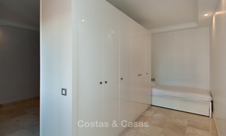 Te koop in Hotel Kempinski, Marbella - Estepona: Gerenoveerd appartement in moderne stijl 348 