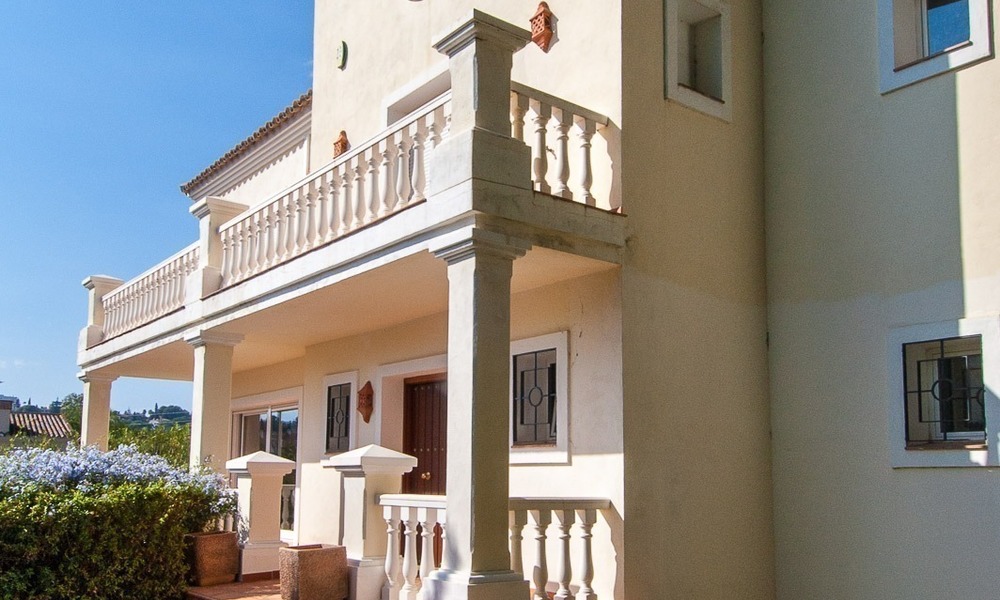 Ruime villa te koop in Nueva Andalucia, Marbella, op loopafstand van voorzieningen en Puerto Banus 500