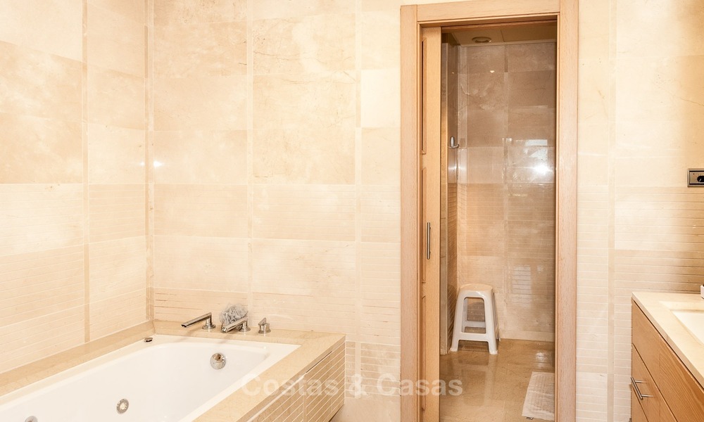 Luxe Penthouse appartement te koop met zeezicht aan de Golden Mile te Marbella 835