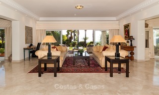 Elegante, op het zuiden gelegen frontline golf villa te koop, gelegen in Benahavis - Marbella met zeezicht 607 