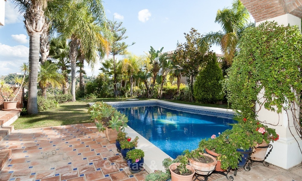 Elegante, op het zuiden gelegen frontline golf villa te koop, gelegen in Benahavis - Marbella met zeezicht 614