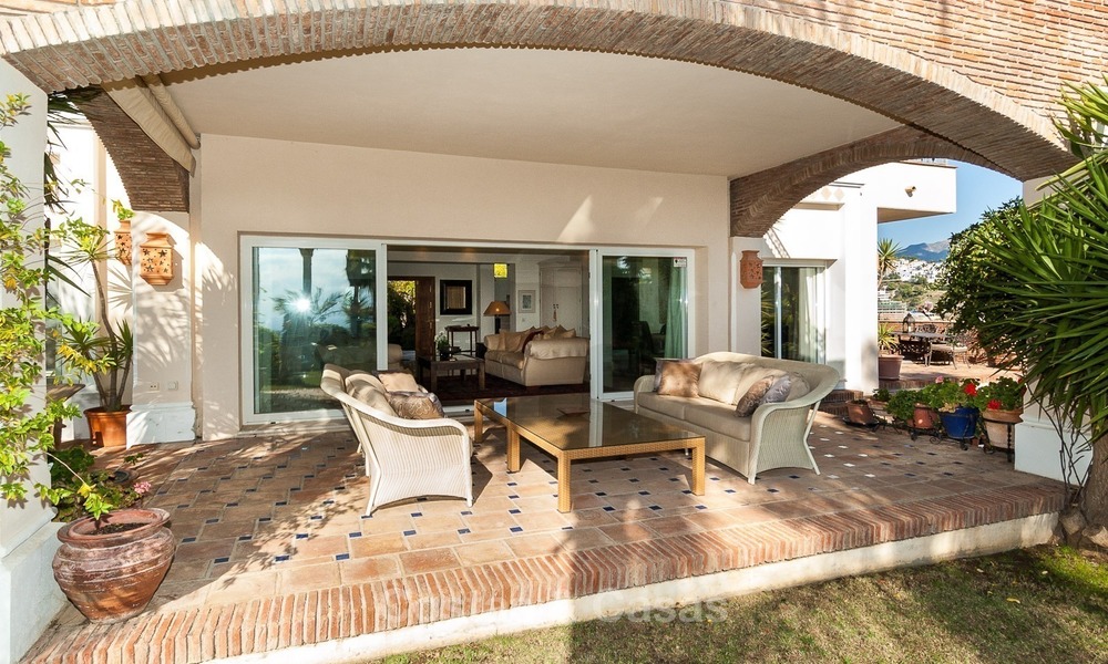 Elegante, op het zuiden gelegen frontline golf villa te koop, gelegen in Benahavis - Marbella met zeezicht 619