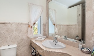 Elegante, op het zuiden gelegen frontline golf villa te koop, gelegen in Benahavis - Marbella met zeezicht 626 