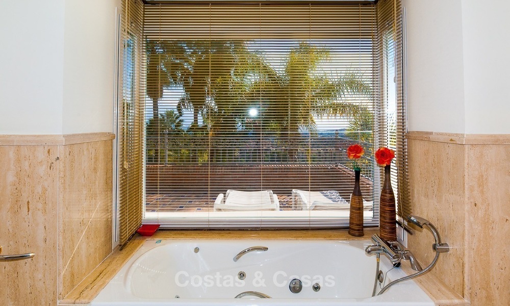 Elegante, op het zuiden gelegen frontline golf villa te koop, gelegen in Benahavis - Marbella met zeezicht 633