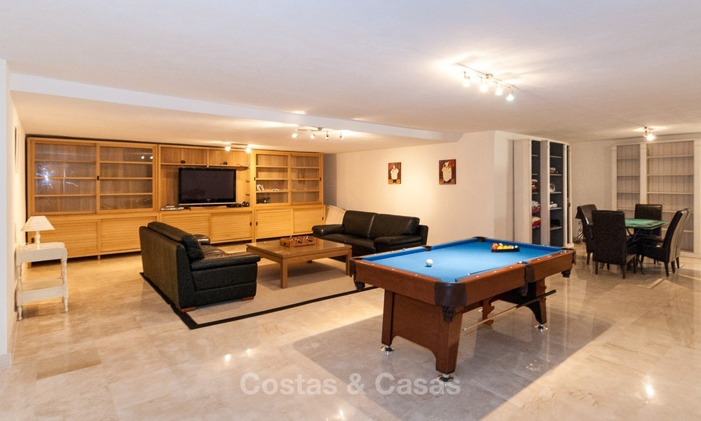 Elegante, op het zuiden gelegen frontline golf villa te koop, gelegen in Benahavis - Marbella met zeezicht 638