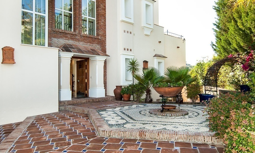 Elegante, op het zuiden gelegen frontline golf villa te koop, gelegen in Benahavis - Marbella met zeezicht 640