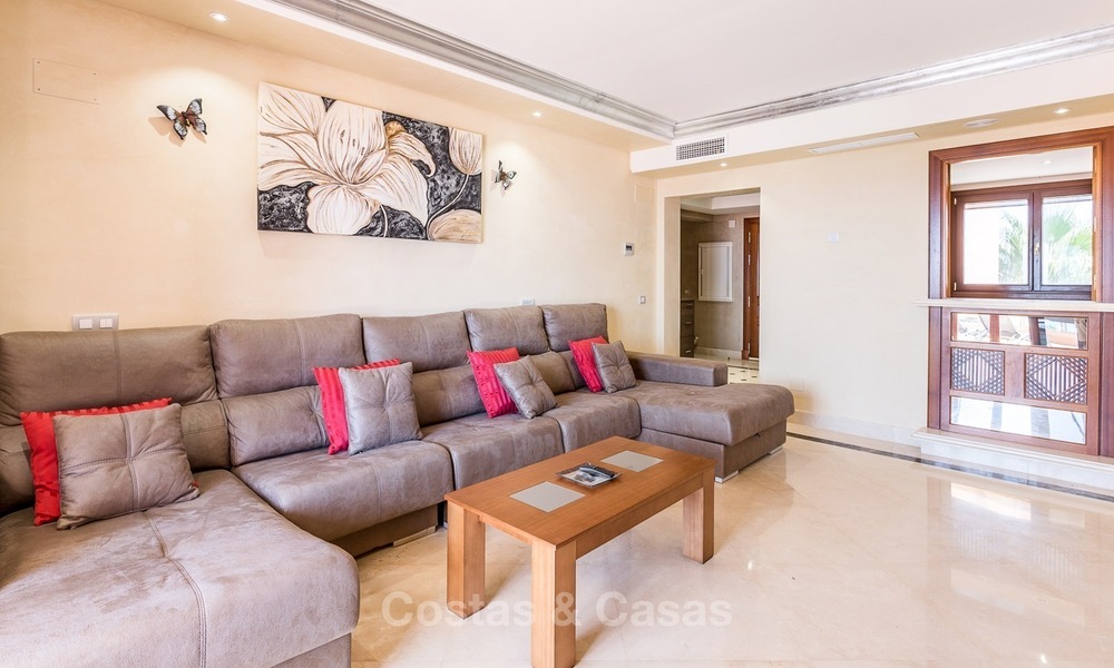 Eerstelijns strand penthouse appartement te koop op de New Golden Mile tussen Marbella en Estepona 1002