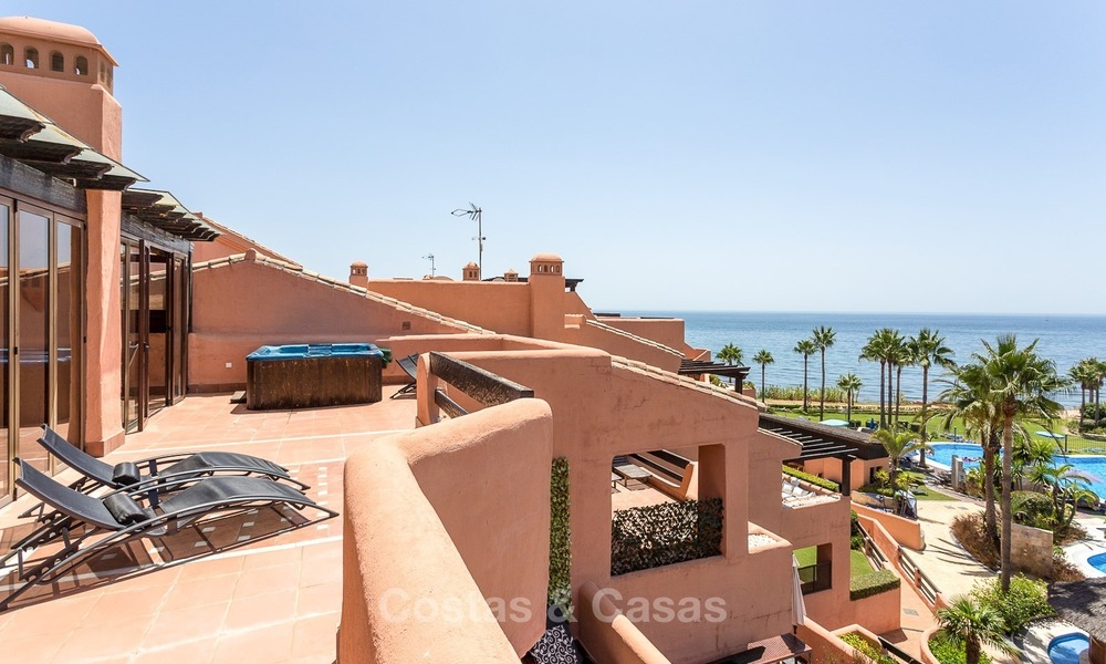 Eerstelijns strand penthouse appartement te koop op de New Golden Mile tussen Marbella en Estepona 1011