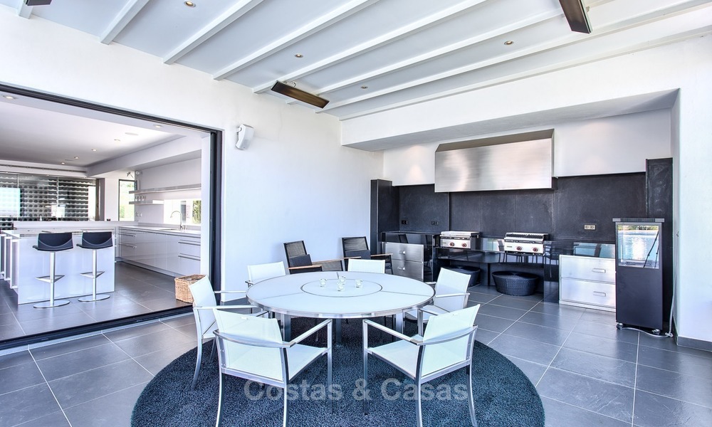 Exclusieve Moderne villa te koop met zeezicht in een golfresort in Marbella - Benahavis 1018