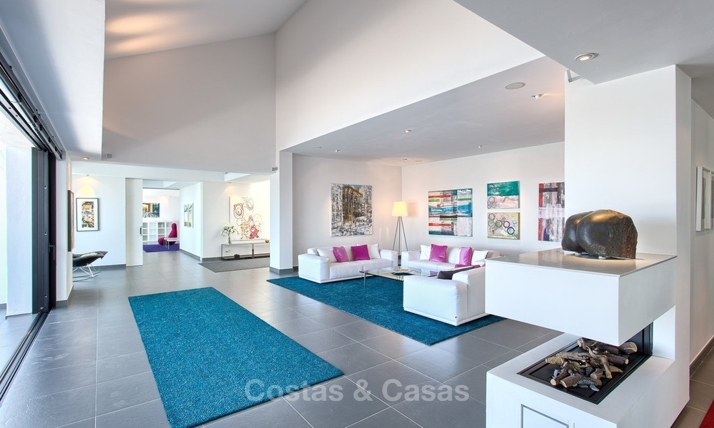 Exclusieve Moderne villa te koop met zeezicht in een golfresort in Marbella - Benahavis 1020