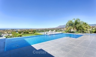 Exclusieve Moderne villa te koop met zeezicht in een golfresort in Marbella - Benahavis 1023 