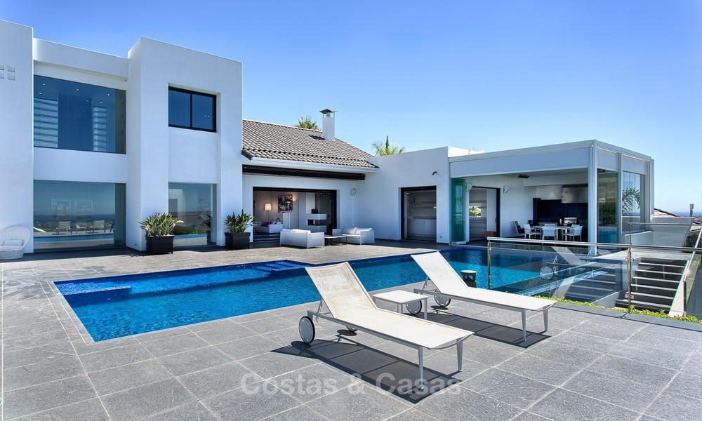 Exclusieve Moderne villa te koop met zeezicht in een golfresort in Marbella - Benahavis 1026