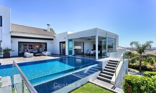 Exclusieve Moderne villa te koop met zeezicht in een golfresort in Marbella - Benahavis 1028 