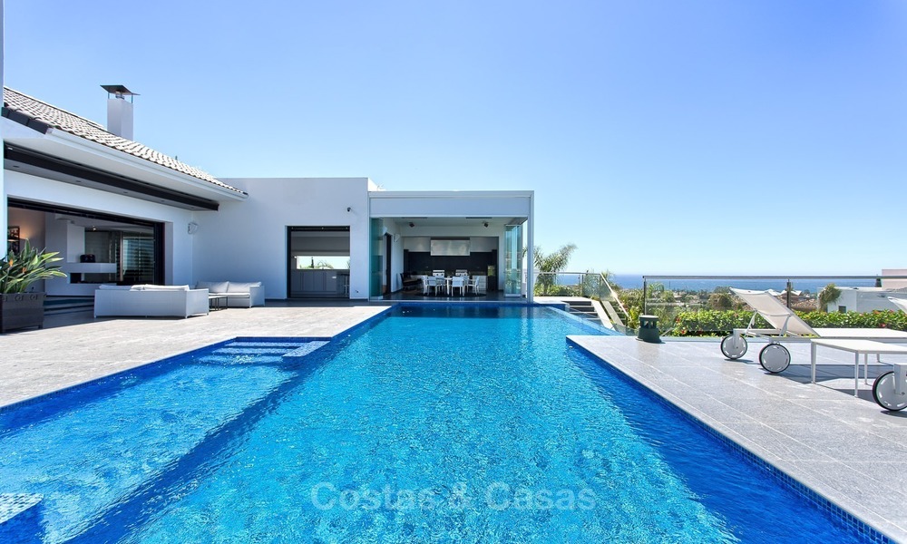 Exclusieve Moderne villa te koop met zeezicht in een golfresort in Marbella - Benahavis 1029