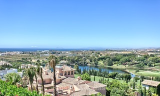 Exclusieve Moderne villa te koop met zeezicht in een golfresort in Marbella - Benahavis 1031 