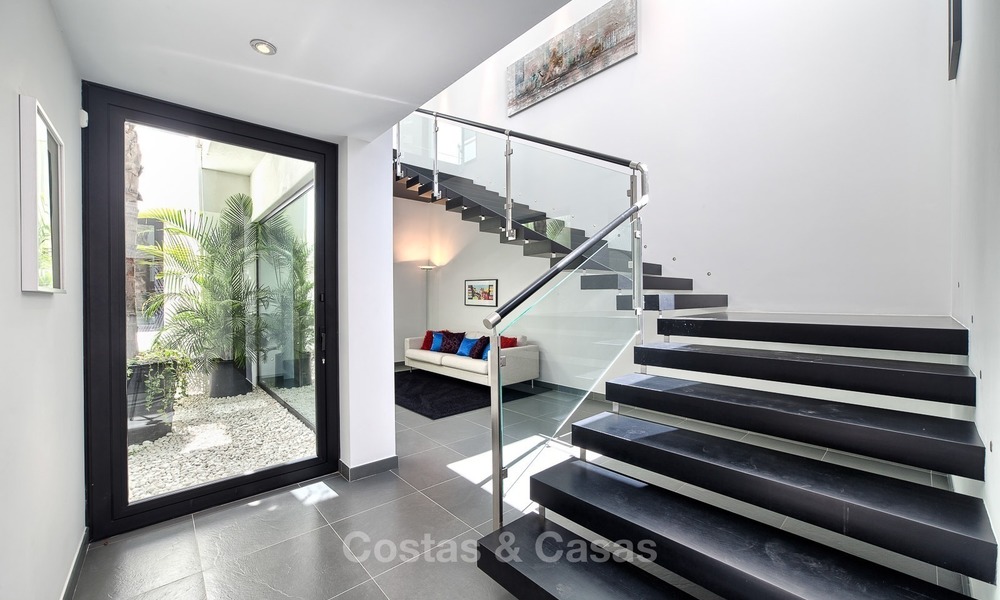 Exclusieve Moderne villa te koop met zeezicht in een golfresort in Marbella - Benahavis 1049