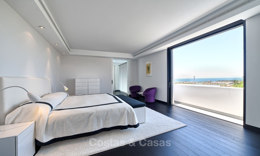 Exclusieve Moderne villa te koop met zeezicht in een golfresort in Marbella - Benahavis 1055