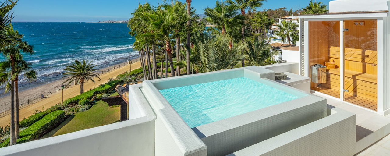 Eerstelijnsstrand super-de-luxe penthouse met schitterend open zeezicht te koop in Puente Romano in Marbella