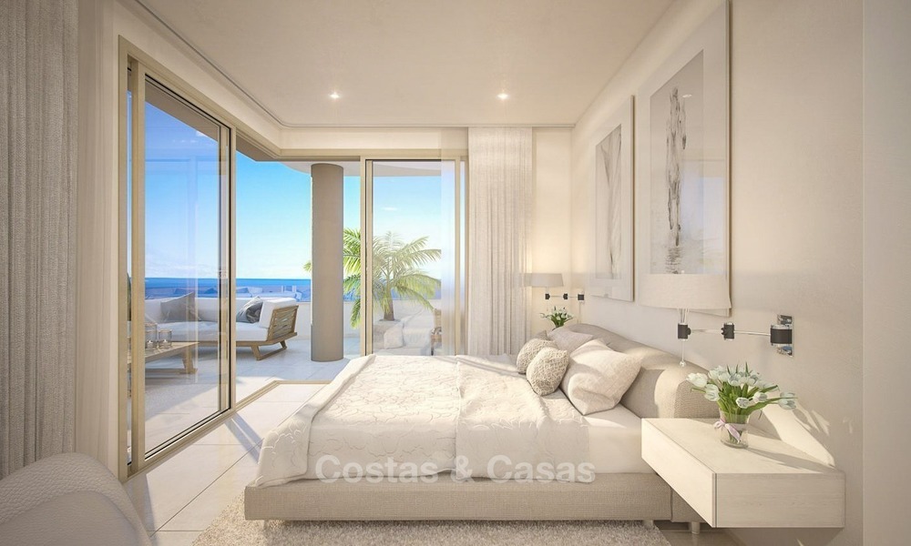 Nieuwbouw moderne appartementen te koop, direct aan het Strand, in Mijas Costa. Voltooid. Laatste en beste unit! Penthouse met enorm terras en privé plonsbad. 1311