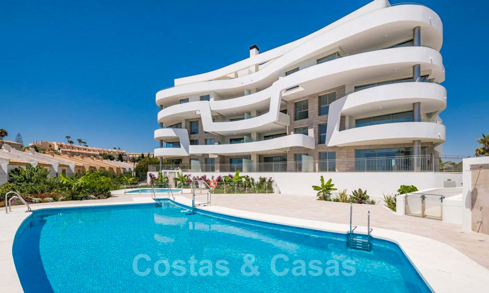 Nieuwbouw moderne appartementen te koop, direct aan het Strand, in Mijas Costa. Voltooid. Laatste en beste unit! Penthouse met enorm terras en privé plonsbad. 28146