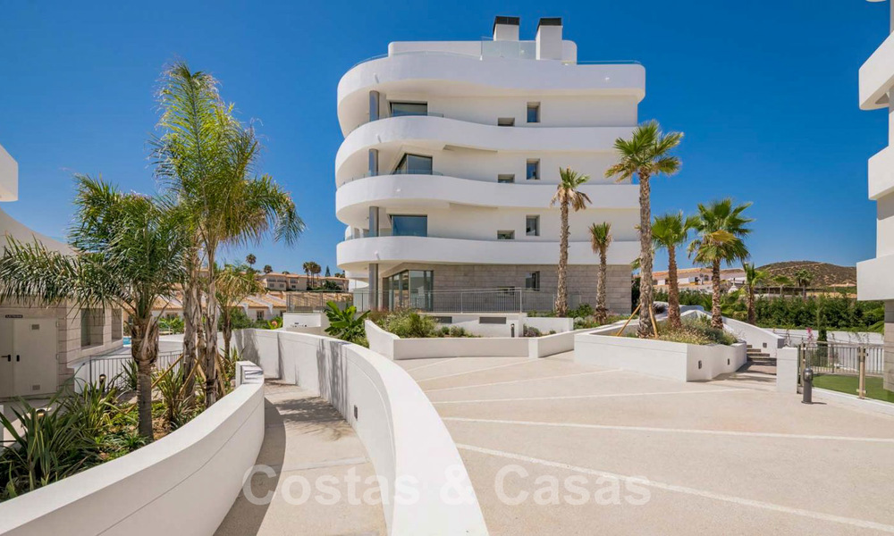 Nieuwbouw moderne appartementen te koop, direct aan het Strand, in Mijas Costa. Voltooid. Laatste en beste unit! Penthouse met enorm terras en privé plonsbad. 28148