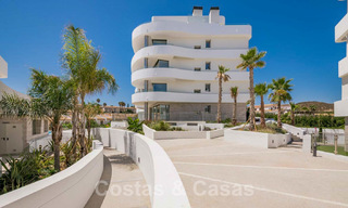 Nieuwbouw moderne appartementen te koop, direct aan het Strand, in Mijas Costa. Voltooid. Laatste en beste unit! Penthouse met enorm terras en privé plonsbad. 28148 