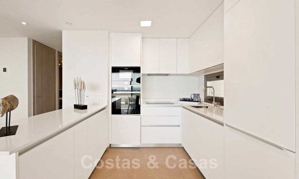 Nieuwbouw moderne appartementen te koop, direct aan het Strand, in Mijas Costa. Voltooid. Laatste en beste unit! Penthouse met enorm terras en privé plonsbad. 28156