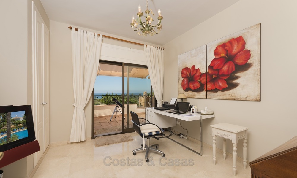 Luxe Penthouse Appartement te koop in een Beveiligd Complex met Panoramisch Uitzicht op de Golf en de Zee in Rio Real, Marbella 1480