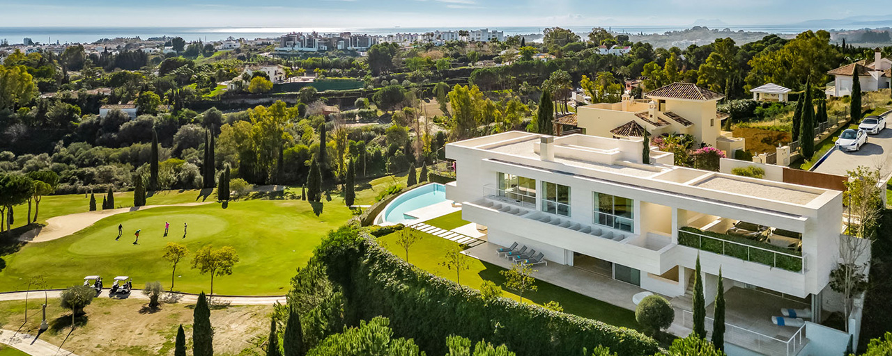 Eerstelijns golf luxevilla in een elegante moderne stijl met prachtig golf- en zeezicht te koop in Los Flamingos Golfresort in Marbella - Benahavis
