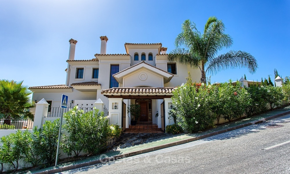 Luxe Villa te koop met zicht op de Zee en de Bergen in een Beveiligd Complex in La Quinta, Benahavis - Marbella 2039