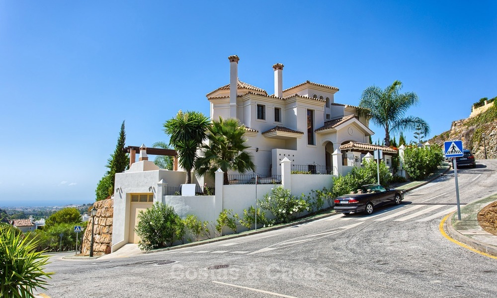 Luxe Villa te koop met zicht op de Zee en de Bergen in een Beveiligd Complex in La Quinta, Benahavis - Marbella 2040
