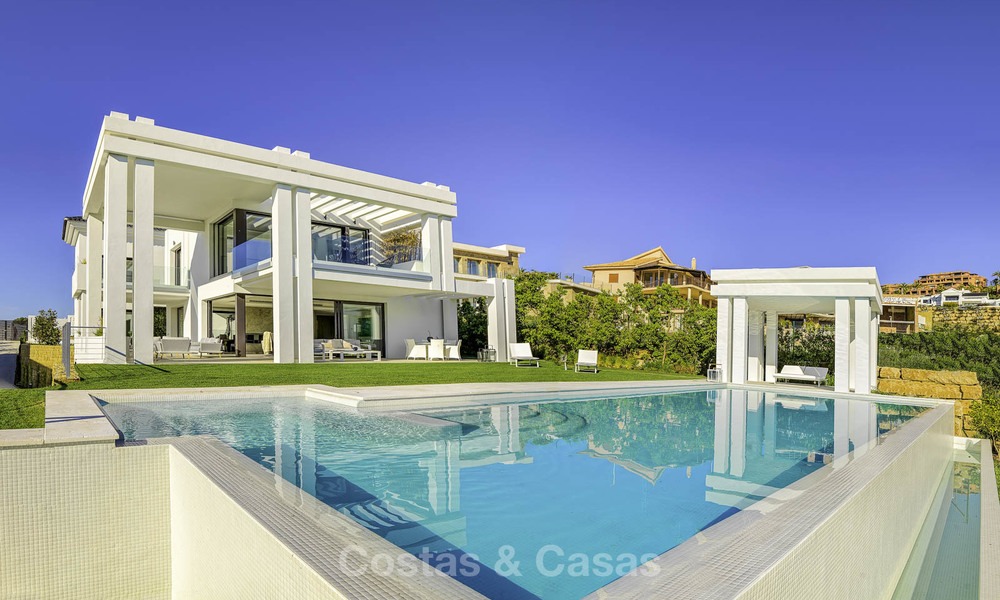 Elegante villa in designerstijl te koop, eerstelijn golf, gelegen in een vijfsterren golfresort aan de New Golden Mile, Marbella - Benahavis 13856